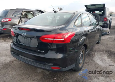 2015 Ford Focus S z USA, uszkodzony, nr VIN 1FADP3E29FL323694